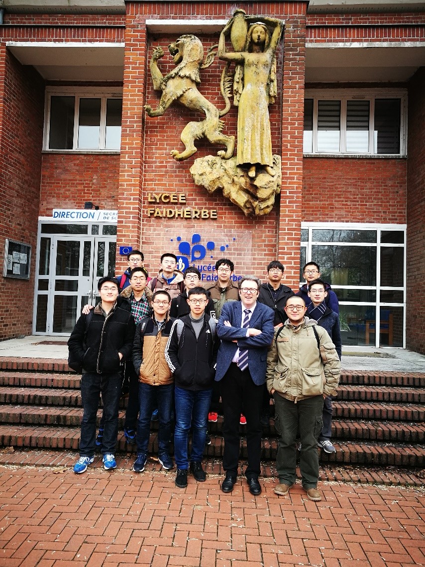 图 8 Lycée Faidherbe校门口——与董事长合影